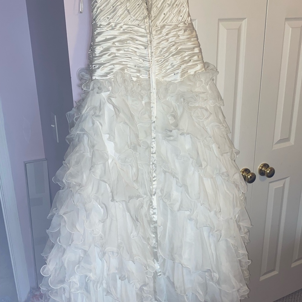 Beautiful Ruffle Wedding Dress - Picture 6 of 8